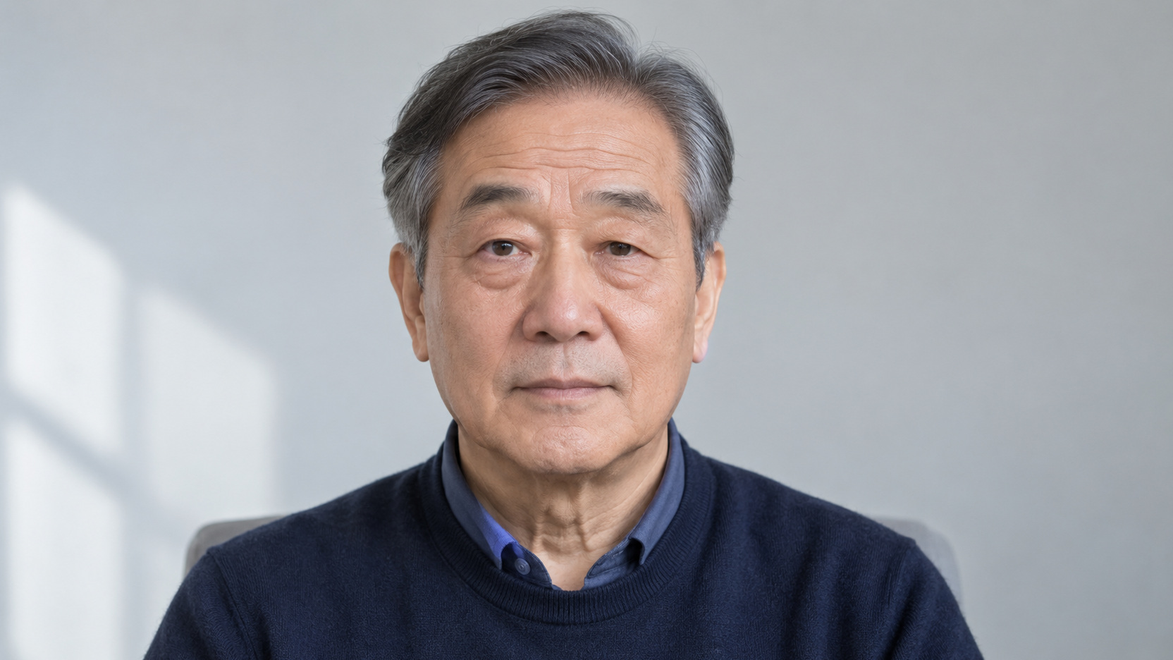 눈꺼풀을 뜨기 위해 눈썹을 살짝 올리고 정면을 보는 성인